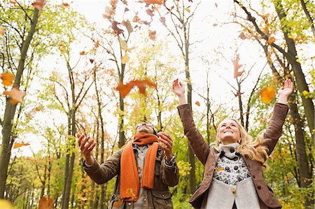 Smiling couple playing in autumn leaves Photographie de stock - Premium Libres de Droits, Code: 649-06489798