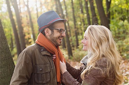 feuilles d'automne - Smiling couple talking in forest Photographie de stock - Premium Libres de Droits, Code: 649-06489791