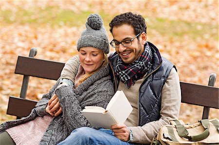 simsearch:614-03241500,k - Couple reading together on park bench Stock Photo - Premium Royalty-Free, Code: 649-06489835