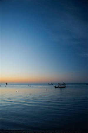 Boats sailing on calm water at sunset Stockbilder - Premium RF Lizenzfrei, Bildnummer: 649-06489857