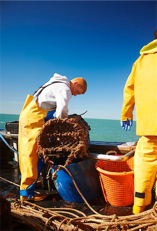 Fishermen at work on boat Foto de stock - Sin royalties Premium, Código: 649-06489860