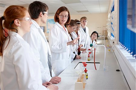 erklärung - Students and teacher in chemistry lab Stockbilder - Premium RF Lizenzfrei, Bildnummer: 649-06489945