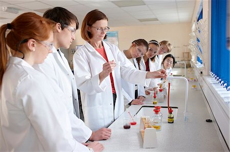 Students and teacher in chemistry lab Fotografie stock - Premium Royalty-Free, Codice: 649-06489946