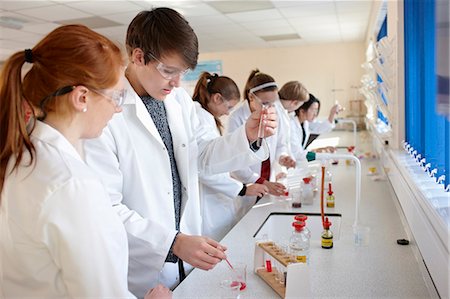 education classroom not adult not illustration and group people - Students working in chemistry lab Photographie de stock - Premium Libres de Droits, Code: 649-06489947