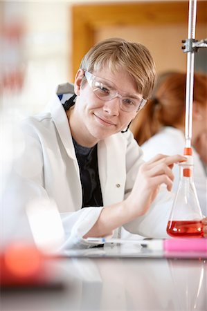 Student working in chemistry lab Photographie de stock - Premium Libres de Droits, Code: 649-06489942