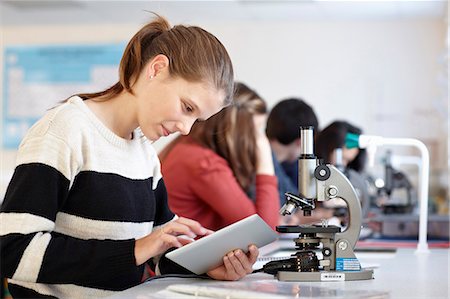 students studying - Student using tablet computer in class Foto de stock - Sin royalties Premium, Código: 649-06489957