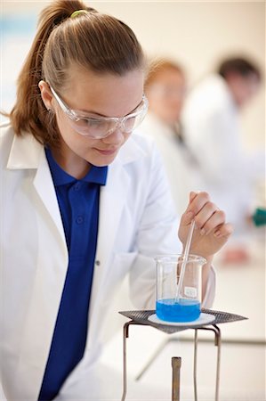 Student working in chemistry lab Foto de stock - Royalty Free Premium, Número: 649-06489972