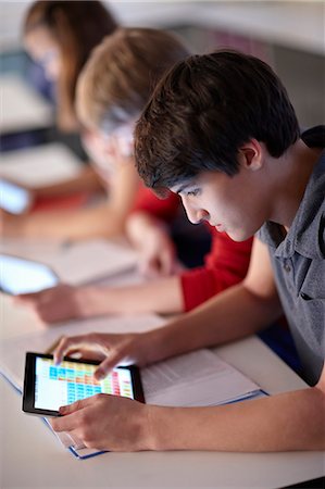 Student using tablet computer in class Foto de stock - Sin royalties Premium, Código: 649-06489984