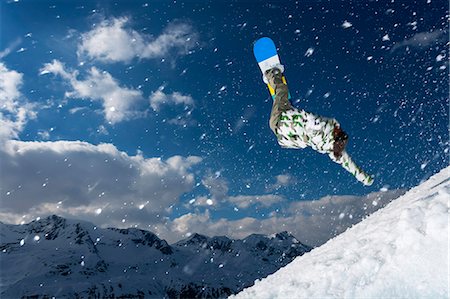 Snowboarder jumping on snowy slope Foto de stock - Sin royalties Premium, Código: 649-06490025