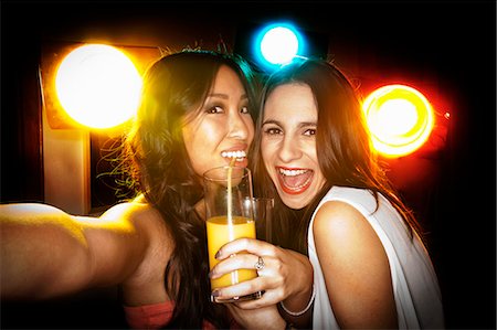 friends drinking alcohol - Smiling women taking picture together Foto de stock - Sin royalties Premium, Código: 649-06490070