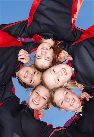 sports team huddle - Girls smiling in circle Foto de stock - Sin royalties Premium, Código: 649-06490113