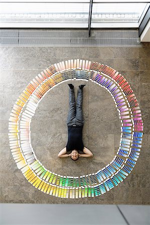 diseñador (hombre) - Businessman laying with paint swatches Foto de stock - Sin royalties Premium, Código: 649-06532580
