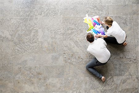 paint swatch - Business people examining paint swatches Foto de stock - Sin royalties Premium, Código: 649-06532595