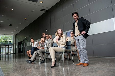 position assise en tailleur - Business people playing musical chairs Foto de stock - Sin royalties Premium, Código: 649-06532609