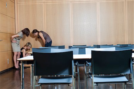 salle de conférence - Businesswomen talking in office corner Photographie de stock - Premium Libres de Droits, Code: 649-06532614