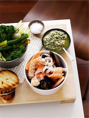 simsearch:649-06812185,k - Dish of prawns with bread and vegetables Stockbilder - Premium RF Lizenzfrei, Bildnummer: 649-06532646