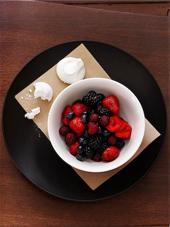 simsearch:649-08561099,k - Bowl of berries with meringue Photographie de stock - Premium Libres de Droits, Code: 649-06532650