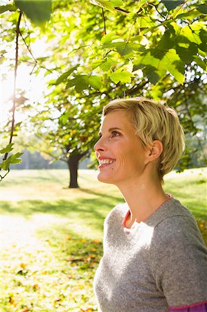 Woman smiling in park Stockbilder - Premium RF Lizenzfrei, Bildnummer: 649-06532674