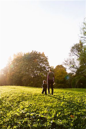 Mother and son walking in park Foto de stock - Sin royalties Premium, Código: 649-06532688