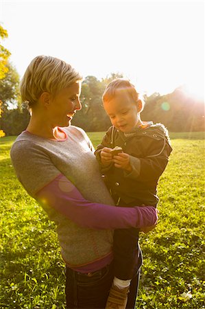 simsearch:649-06532693,k - Mother holding son in park Foto de stock - Sin royalties Premium, Código: 649-06532689