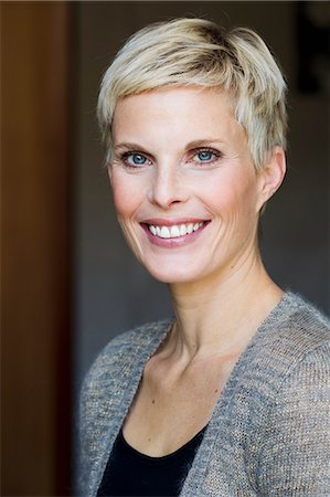 short hair - Close up of womans smiling face Foto de stock - Sin royalties Premium, Código: 649-06532696