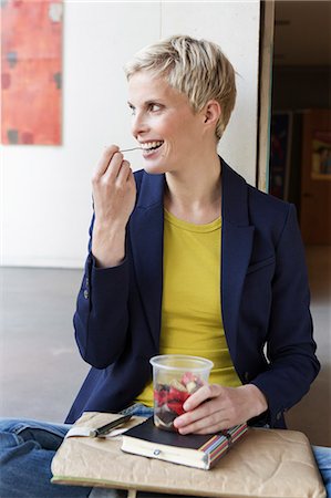 female lap - Smiling woman eating salad Photographie de stock - Premium Libres de Droits, Code: 649-06532712