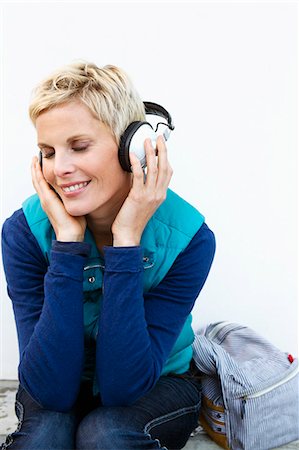 simsearch:649-06532695,k - Smiling woman listening to headphones Stock Photo - Premium Royalty-Free, Code: 649-06532726