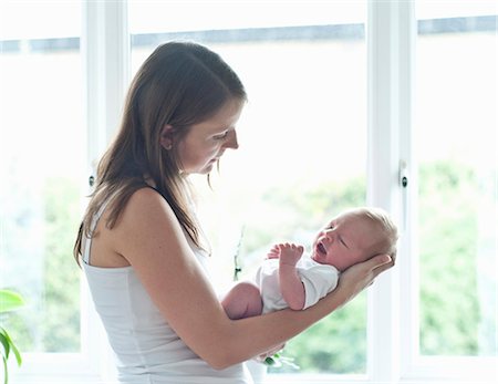 Mother holding infant son by window Foto de stock - Sin royalties Premium, Código: 649-06532742