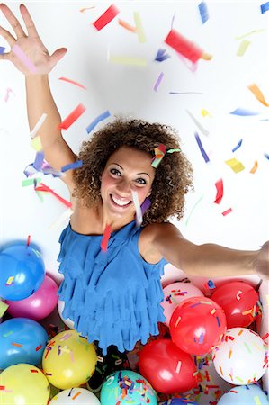 Smiling woman in confetti and balloons Photographie de stock - Premium Libres de Droits, Code: 649-06532779
