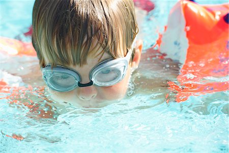 Boy wearing goggles in swimming pool Photographie de stock - Premium Libres de Droits, Code: 649-06532796