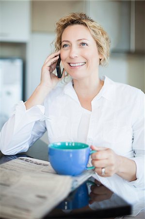 simsearch:6113-06720931,k - Woman with coffee talking on phone Foto de stock - Royalty Free Premium, Número: 649-06532814