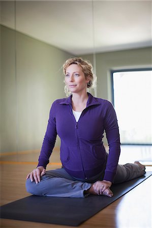 Pregnant woman practicing yoga in studio Foto de stock - Sin royalties Premium, Código: 649-06532818