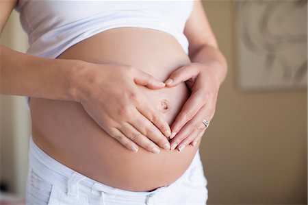 desnudo - Pregnant woman making heart shape Foto de stock - Sin royalties Premium, Código: 649-06532823