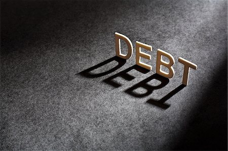 Letters spelling 'debt casting shadow Photographie de stock - Premium Libres de Droits, Code: 649-06532935