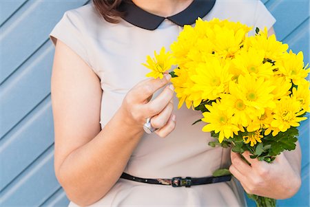 Woman holding bouquet of yellow flowers Foto de stock - Sin royalties Premium, Código: 649-06533048