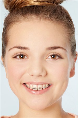 Close up of smiling girl in braces Photographie de stock - Premium Libres de Droits, Code: 649-06533073