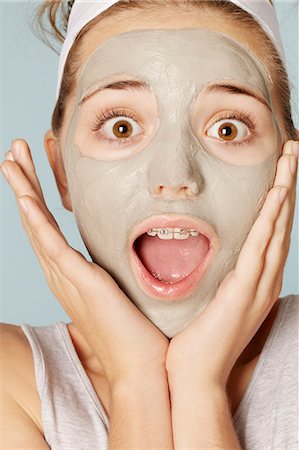 Smiling girl wearing face mask Photographie de stock - Premium Libres de Droits, Code: 649-06533083