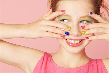 peeping fashion - Smiling girl wearing colorful makeup Photographie de stock - Premium Libres de Droits, Code: 649-06533092