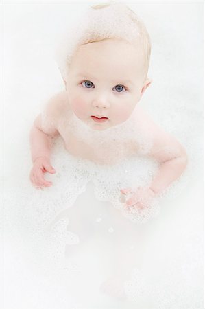 Baby girl sitting in bubble bath Foto de stock - Sin royalties Premium, Código: 649-06533124