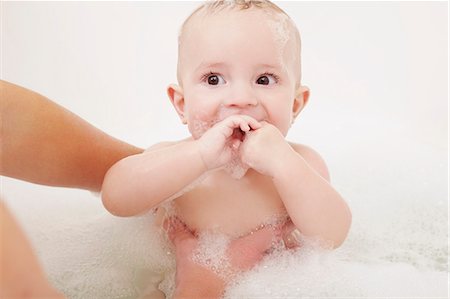 Mother washing baby girl in bubble bath Foto de stock - Sin royalties Premium, Código: 649-06533127
