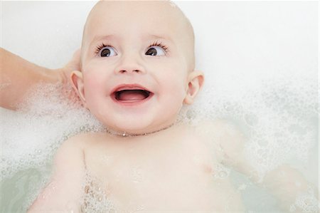 Mother washing baby girl in bubble bath Foto de stock - Sin royalties Premium, Código: 649-06533128