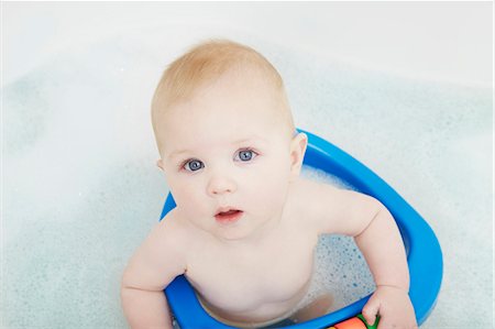 Baby girl sitting in seat in bath Photographie de stock - Premium Libres de Droits, Code: 649-06533123