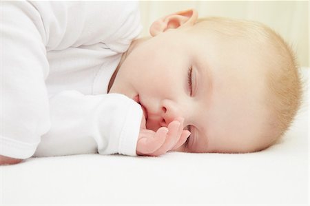 Baby girl sleeping in crib Foto de stock - Sin royalties Premium, Código: 649-06533134