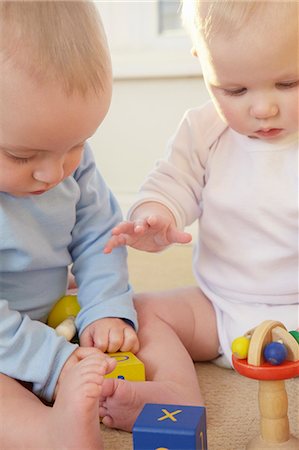 simsearch:6122-07704874,k - Babies playing with toys together Fotografie stock - Premium Royalty-Free, Codice: 649-06533139