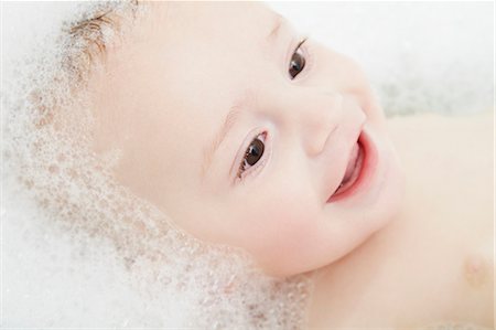 Baby boy laying in bubble bath Foto de stock - Sin royalties Premium, Código: 649-06533130