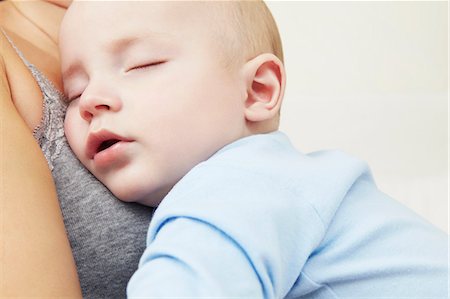 Mother holding sleeping baby girl Foto de stock - Sin royalties Premium, Código: 649-06533144