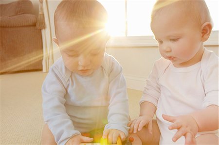 Babies playing with toys together Foto de stock - Sin royalties Premium, Código: 649-06533140