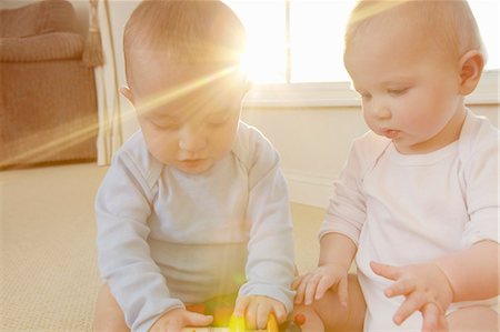 Babies playing with toys together Photographie de stock - Premium Libres de Droits, Code: 649-06533140