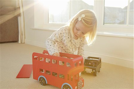 double-decker bus - Girl playing with toy bus on floor Photographie de stock - Premium Libres de Droits, Code: 649-06533141