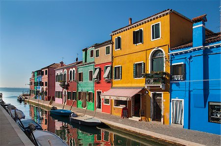 farbenfroh - Buildings on urban canal Foto de stock - Sin royalties Premium, Código: 649-06533168